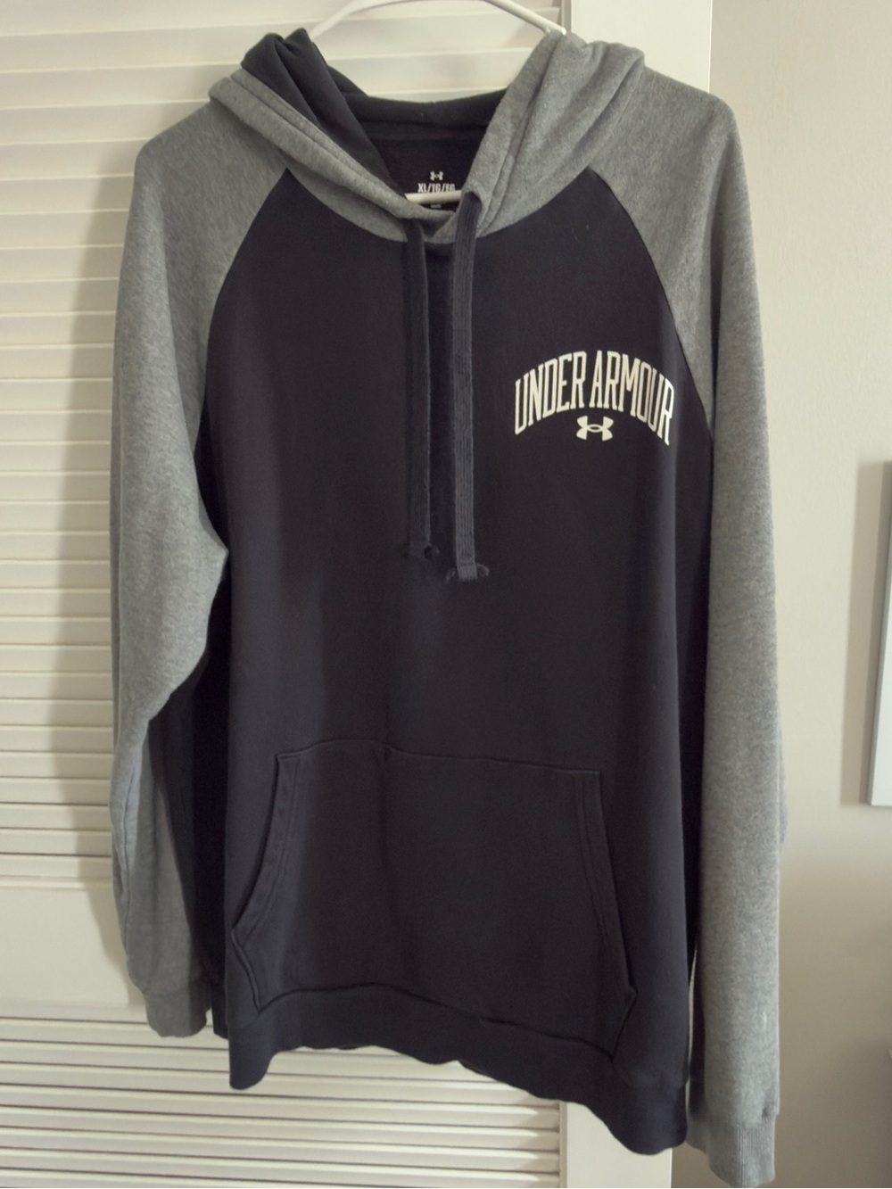 Under Armour gray black hoodie sweatshirt XL
